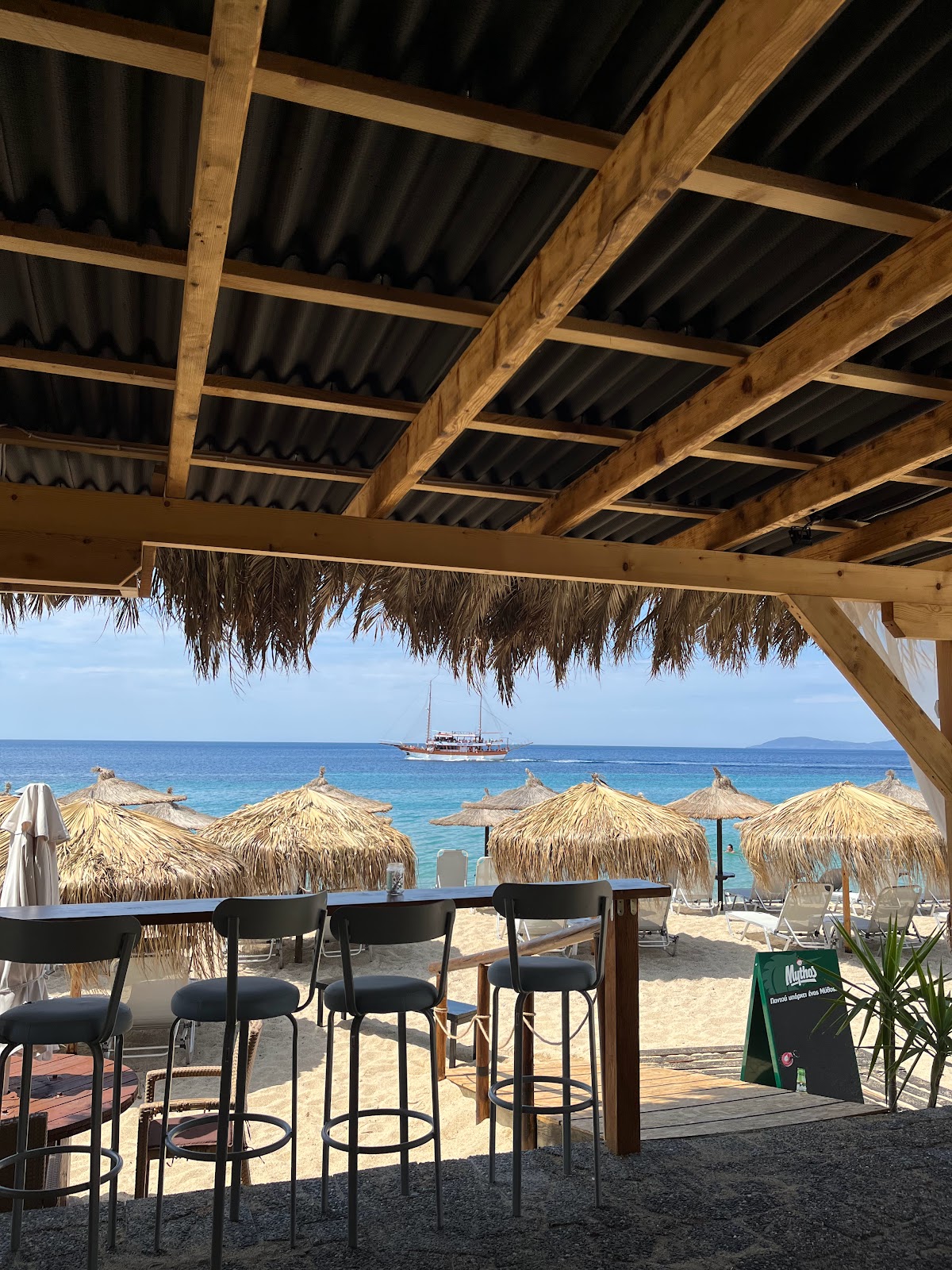 Bar Dark Paradise στο Πόρτο Κουφό, Χαλκιδική: Μια Μοναδική Εμπειρία