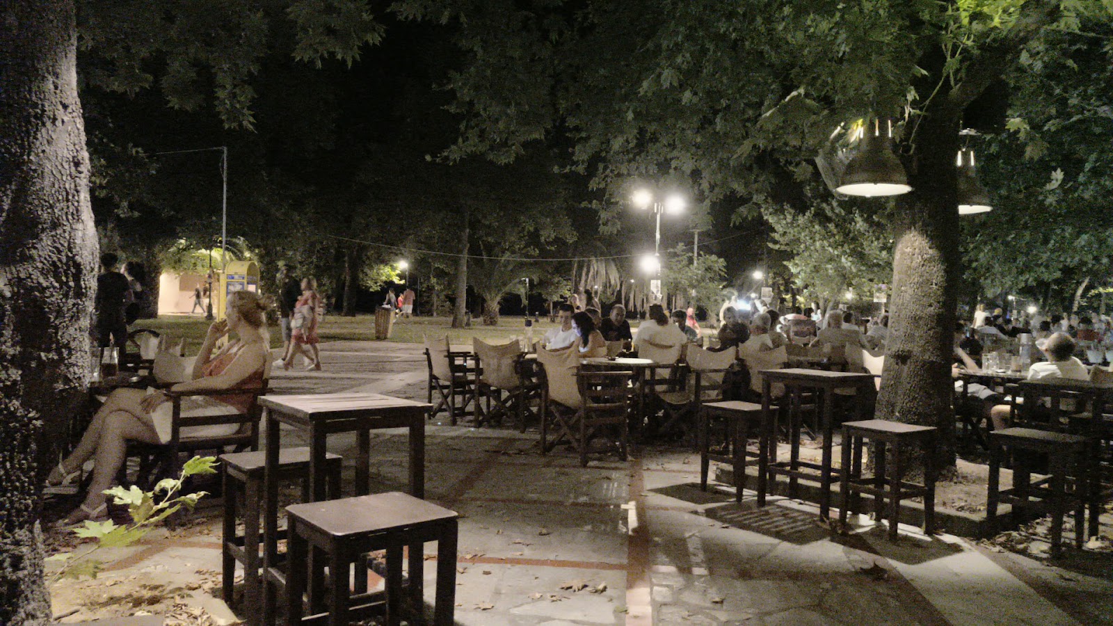 Loll Cafe Bar στην Αμμουδιά, Χαλκιδική: Μια Δημοφιλής Επιλογή με Βαθμολογία 4.3/5
