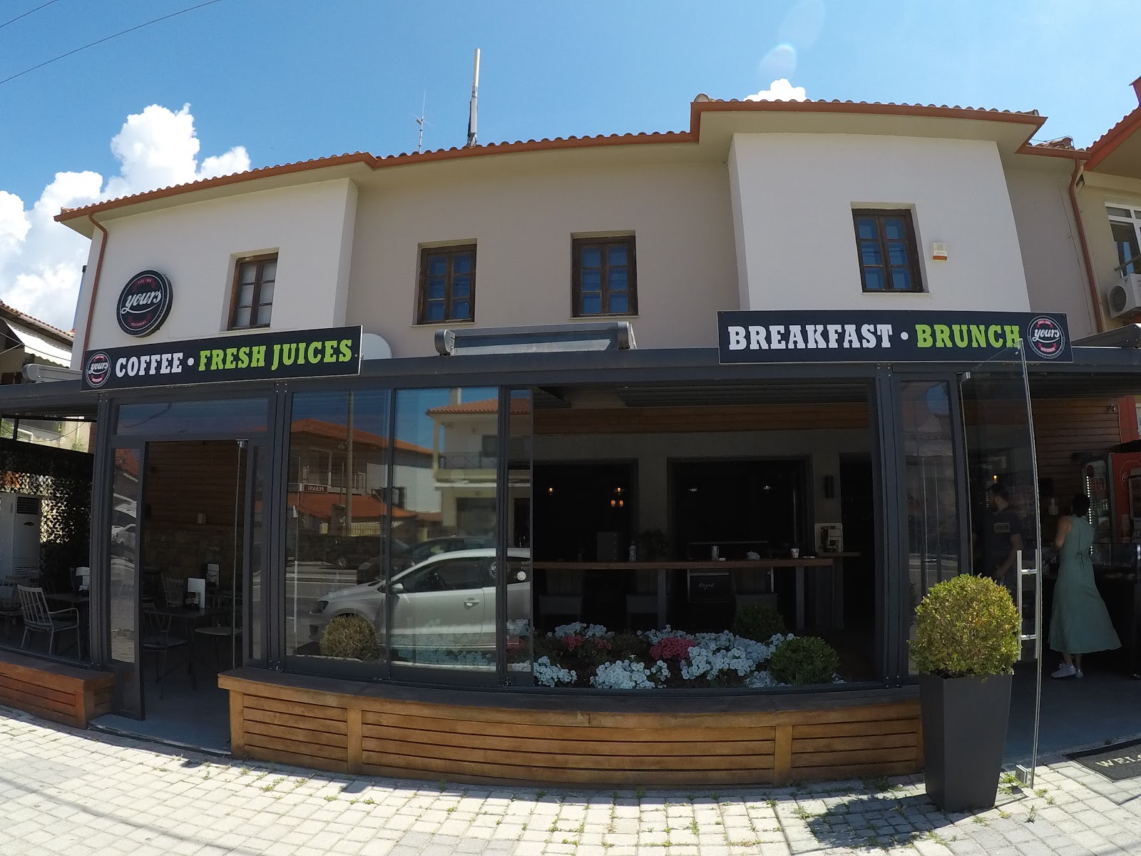 Καφετέρια Yours Bar Restaurant στον Άγιο Νικόλαο, Χαλκιδική