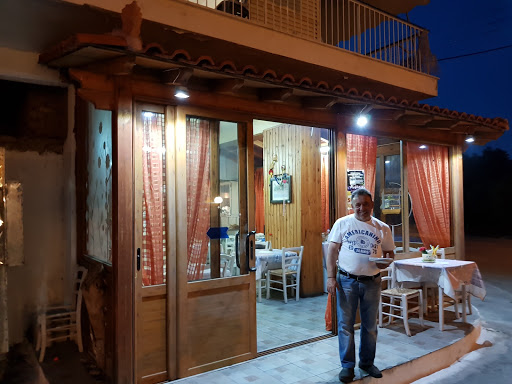 Ταβέρνα τα πεύκα Μαίρη Γιάννης Μπουκουβαλας