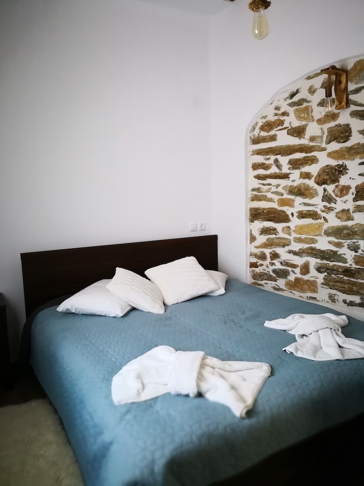 Effrosini Stonehouse center Portaria