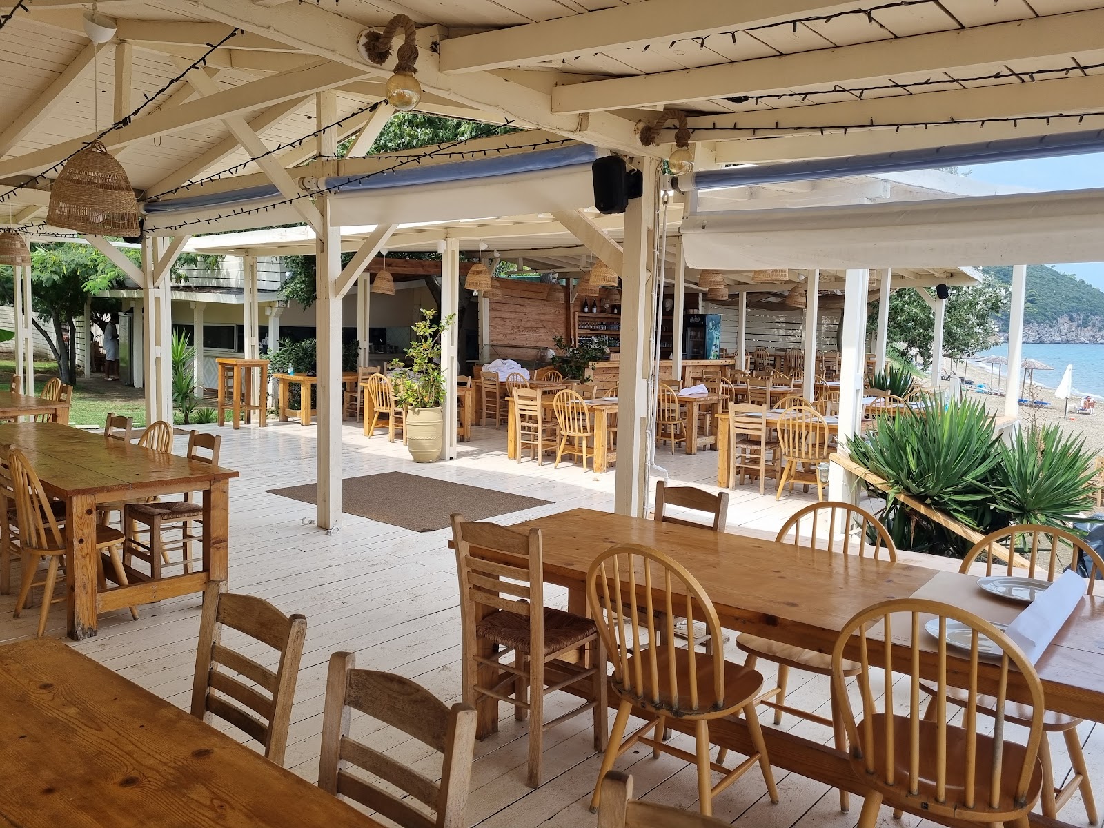 <h1>Εστιατόριο Navagos Beach Bar Παλιούρι: Γεύσεις και Ροφήματα με Θέα</h1>