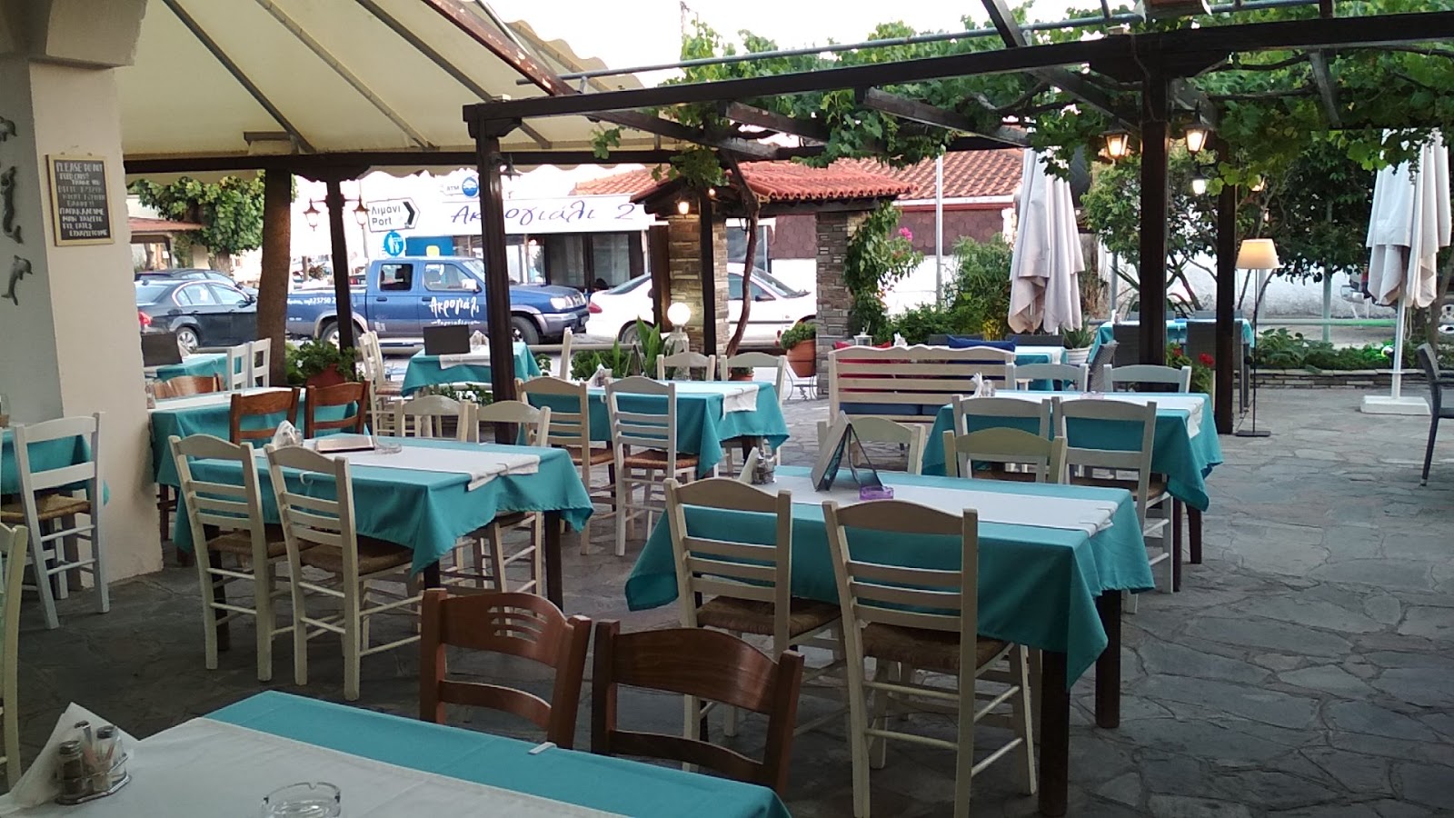 Ресторант Restaurant Tria Skalopatia Никити