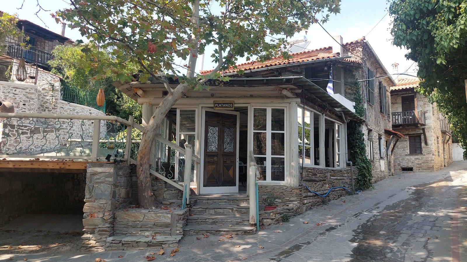 Παλαιά Κεντρική Πλατεία Νικήτης: Ένας Θησαυρός στον Άγιο Νικόλαο