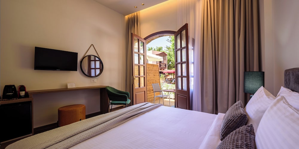 Arthur Suites