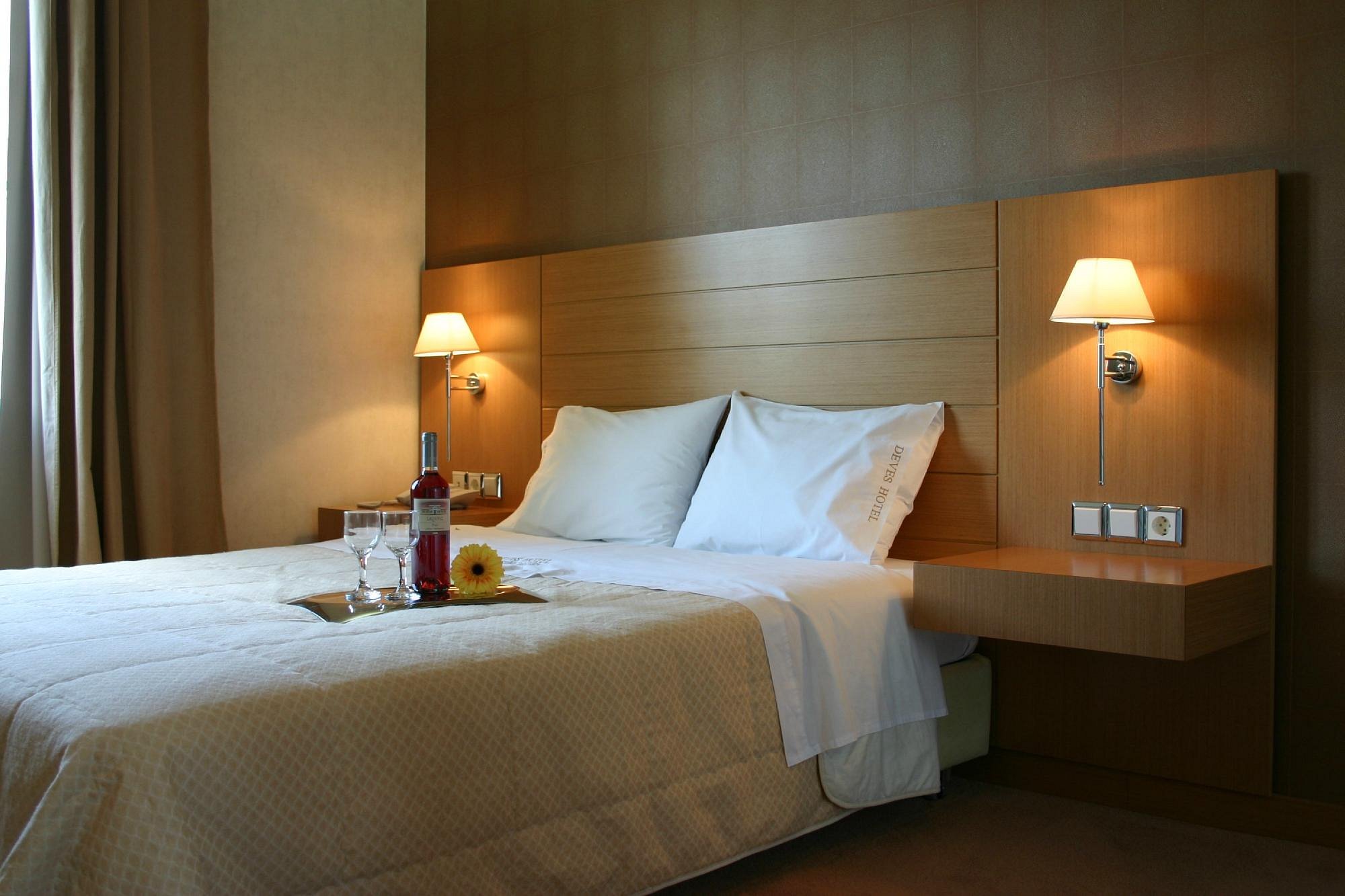 DEVES HOTEL