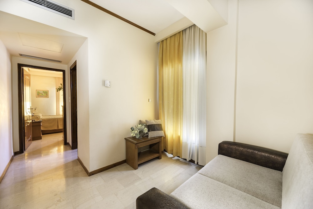 Hotel Famissi