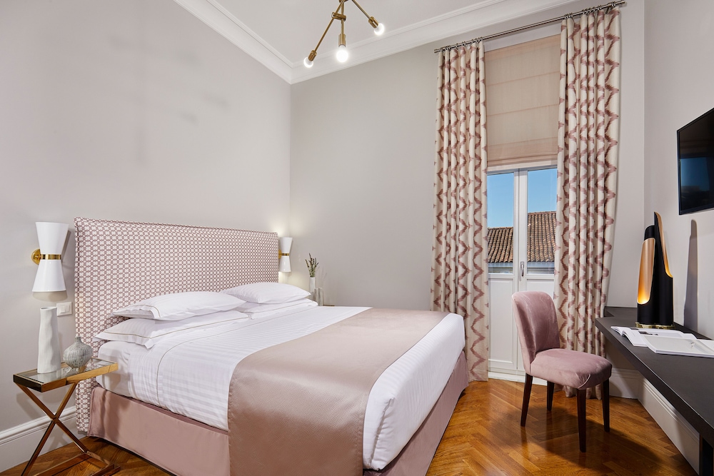 Mira Me Boutique Hotel