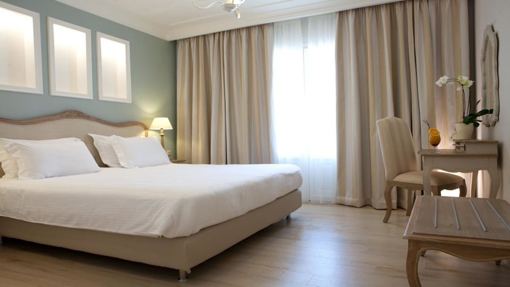 Royal Nidri Hotel & Apartments